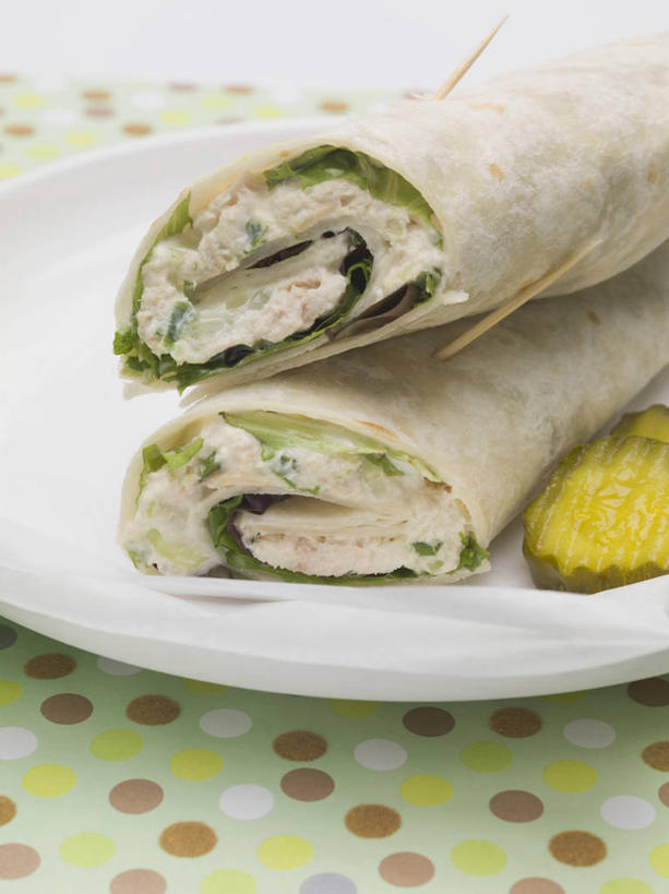 点心,无人,竖图,俯视,室内,特写,白天,餐桌,桌子,黄瓜,蔬菜,餐具,切开,阴影,新鲜,反射,碟子,盘,影子,肉,鱼肉,食品,文化,饼,小吃,肉类,食物,糕点,两个,白色,盘子,碟,甜食,切,有机食品,绿色食品,餐台,剖面,肉食,切面,玉米饼,青瓜,胡瓜,彩图,高角度拍摄