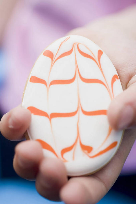 点心,西方人,儿童,手,一个人,捧,竖图,俯视,室内,特写,白天,纯洁,欧洲,欧洲人,仅一个女性,仅一个人,阴影,朦胧,模糊,反射,影子,食品,曲奇,食物,一个,小孩,饼干,零食,仅一个小孩,手部,可爱,童年,童趣,单个,单手,曲奇饼,童真,曲奇饼干,烂漫,无邪,天真,女孩,女人,女性,白种人,孩子,端,端着,捧着,手捧,半身,彩图,高角度拍摄,女生