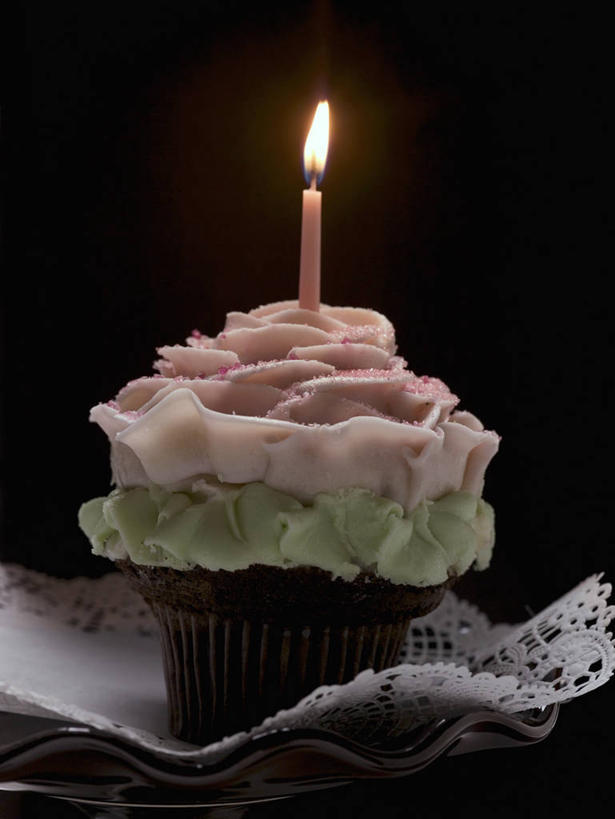 点心,无人,竖图,俯视,室内,特写,白天,下午茶,蜡烛,阴影,黑色背景,反射,光线,火焰,影子,烛光,食品,燃烧,食物,糕点,点燃,摄影,影棚,纸托,纸杯蛋糕,纸托蛋糕,蛋糕托,蛋糕托纸,蛋糕纸托,彩图,高角度拍摄,影棚拍摄,拍摄,蛋糕