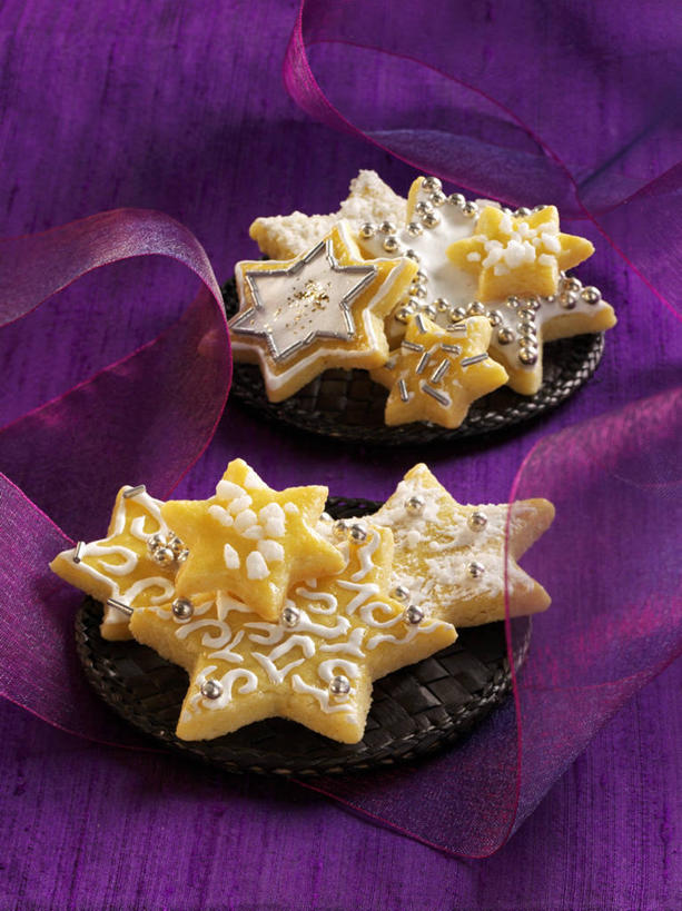 点心,无人,竖图,俯视,室内,特写,白天,餐桌,桌子,一堆,许多,阴影,堆叠,堆积,反射,布料,粉末,影子,调料,食品,糖,调味品,曲奇,调味料,布纹,桌布,食物,紫色,餐巾,台布,饼干,零食,粉,餐台,堆,曲奇饼,曲奇饼干,糖粉,粉状,粉剂,彩图,高角度拍摄,糖类