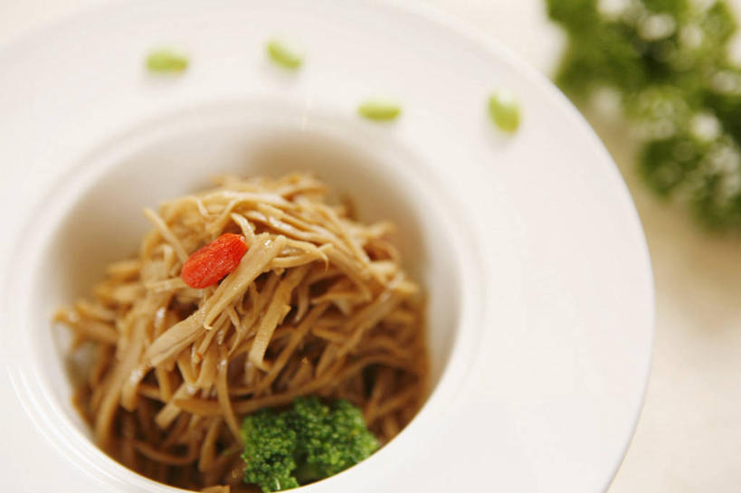 无人,横图,俯视,室内,特写,白天,烹饪,中餐,餐桌,桌子,蔬菜,餐具,一堆,许多,阴影,堆叠,堆积,朦胧,模糊,新鲜,反射,碟子,盘,影子,竹笋,料理,食品,笋,菜肴,美食,食物,一个,白色,盘子,碟,中式,佳肴,有机食品,绿色食品,单个,餐台,堆,彩图,高角度拍摄