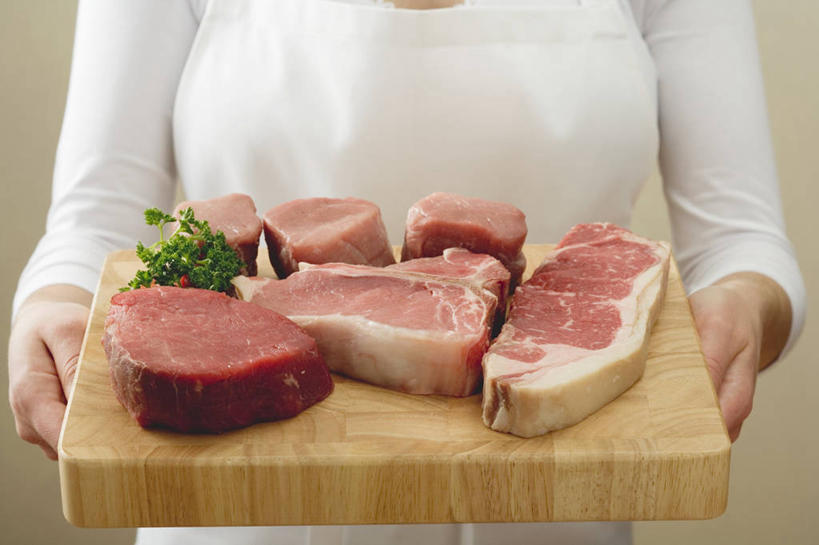 西方人,手,一个人,捧,横图,俯视,室内,特写,白天,烹饪,西餐,欧洲,欧洲人,双手,仅一个年轻女性,仅一个女性,仅一个人,许多,阴影,服装,反射,木制,影子,肉,牛排,牛肉,料理,食品,案板,休闲装,菜肴,美食,肉类,砧板,食物,衣服,白色,木制品,休闲,手部,休闲服,西式,摄影,服饰,佳肴,影棚,肉食,年轻女性,女人,女性,白种人,端,端着,捧着,手捧,半身,彩图,高角度拍摄,影棚拍摄,拍摄