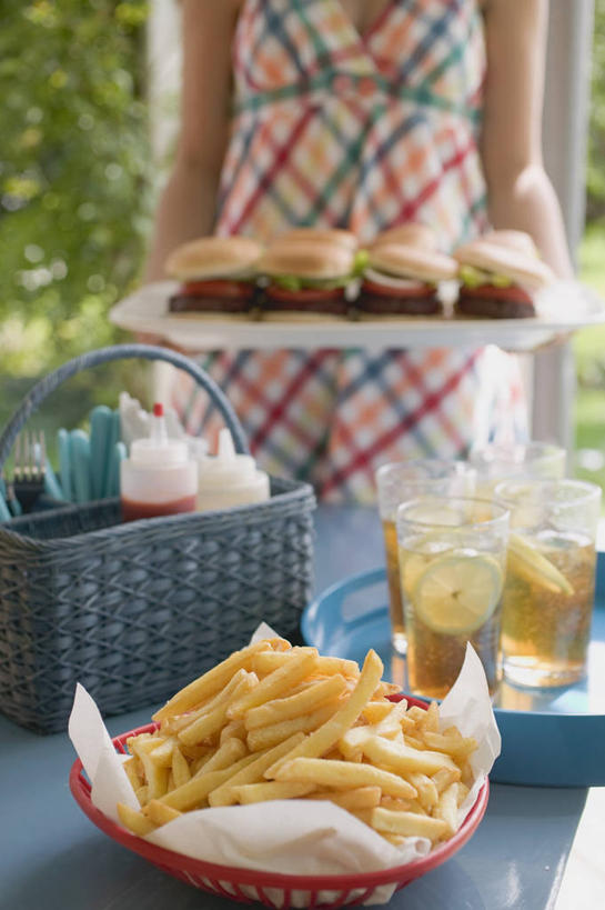 点心,面包,西方人,一个人,站,捧,竖图,俯视,室内,白天,裙子,烹饪,西餐,植物,餐桌,桌子,餐具,椅子,欧洲,欧洲人,仅一个年轻女性,仅一个女性,仅一个人,一堆,许多,阴影,堆叠,堆积,连衣裙,光线,碟子,盘,影子,肉,汉堡,料理,食品,面点,薯条,菜肴,美食,肉类,树,树木,食物,糕点,绿色,阳光,自然,盘子,碟,快餐,站着,西式,佳肴,生长,成长,餐台,堆,吊带裙,肉食,西式快餐,垃圾食品,年轻女性,女人,女性,白种人,端,端着,捧着,手捧,站立,半身,彩图,高角度拍摄