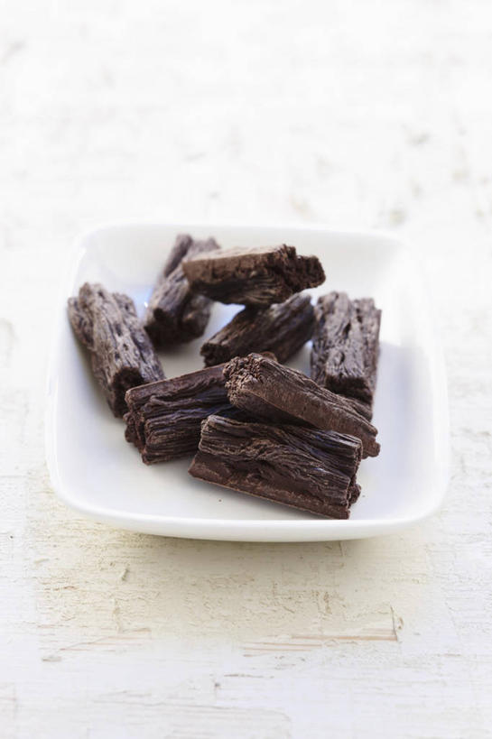 无人,竖图,俯视,室内,特写,白天,白色背景,餐桌,桌子,餐具,一堆,许多,阴影,堆叠,堆积,反射,碟子,盘,影子,食品,糖,糖果,甜点,甜品,褐色,食物,一个,白色,盘子,碟,甜食,巧克力,摄影,影棚,单个,餐台,朱古力,堆,彩图,高角度拍摄,影棚拍摄,拍摄