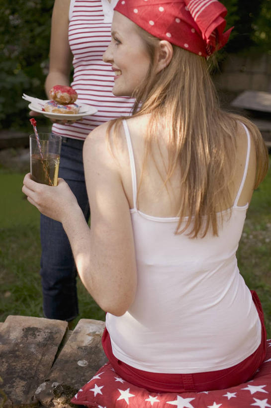 果汁,西方人,两个人,站,坐,捧,竖图,俯视,室内,白天,爱情,水,餐桌,桌子,杯子,欧洲,欧洲人,阴影,服装,朦胧,模糊,光线,头巾,液体,影子,饮品,浪漫,扭头,注视,休闲装,饮用水,玻璃制品,饮料,衣服,红色,阳光,水杯,矿泉水,观察,看,站着,转头,休闲,温暖,温馨,休闲服,恩爱,恋人,服饰,餐台,观看,和睦,察看,关注,可口,蒸馏水,适口,男人,男性,年轻男性,年轻女性,女人,女性,白种人,情侣,玻璃杯,端,端着,捧着,手捧,站立,坐着,半身,彩图,高角度拍摄,伴侣,融洽