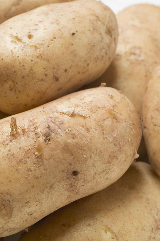 无人,竖图,俯视,室内,特写,白天,餐桌,桌子,蔬菜,土豆,一堆,阴影,堆叠,堆积,新鲜,反射,影子,食品,食物,四个,有机食品,绿色食品,餐台,堆,馍馍蛋,洋芋,山药蛋,马铃薯,彩图,高角度拍摄