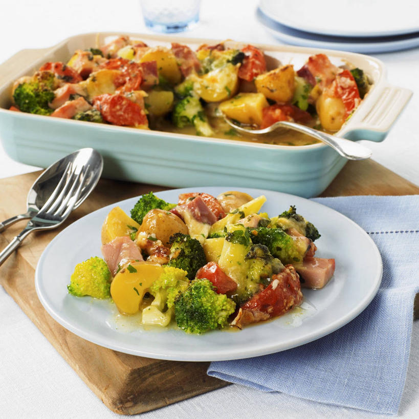 无人,方图,俯视,室内,特写,白天,烹饪,西餐,餐桌,桌子,蔬菜,西红柿,餐具,一堆,许多,阴影,堆叠,堆积,新鲜,反射,木制,布料,叉子,影子,陶瓷,花菜,花椰菜,西兰花,肉,料理,食品,案板,陶瓷制品,布纹,猪肉,菜肴,美食,肉类,砧板,桌布,食物,餐巾,木制品,容器,台布,碗,西式,佳肴,有机食品,绿色食品,餐台,储藏,堆,椰菜花,储存,肉食,餐叉,豚肉,甘蓝花,进餐用具,番茄,彩图,高角度拍摄,贮存