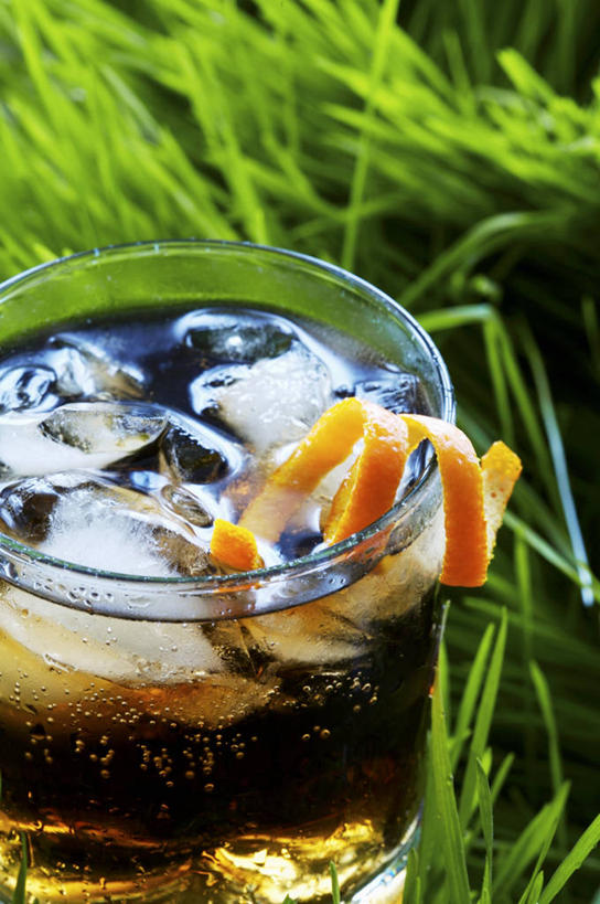 无人,竖图,俯视,室内,特写,白天,草地,草坪,植物,餐桌,桌子,柑橘,水果,叶子,玻璃,阴影,朦胧,模糊,新鲜,反射,影子,冰,生食,冰块,食品,果实,绿叶,饮品,一杯,冷冻,玻璃制品,草,食物,饮料,绿色,容器,碗,嫩叶,寒冷,有机食品,绿色食品,冷藏,餐台,储藏,苏打水,冰冷,储存,可口,保鲜,适口,柑桔,叶,叶片,橘子,桔子,彩图,高角度拍摄,大红蜜橘,大红袍,红橘,黄橘,宽皮橘,贮存