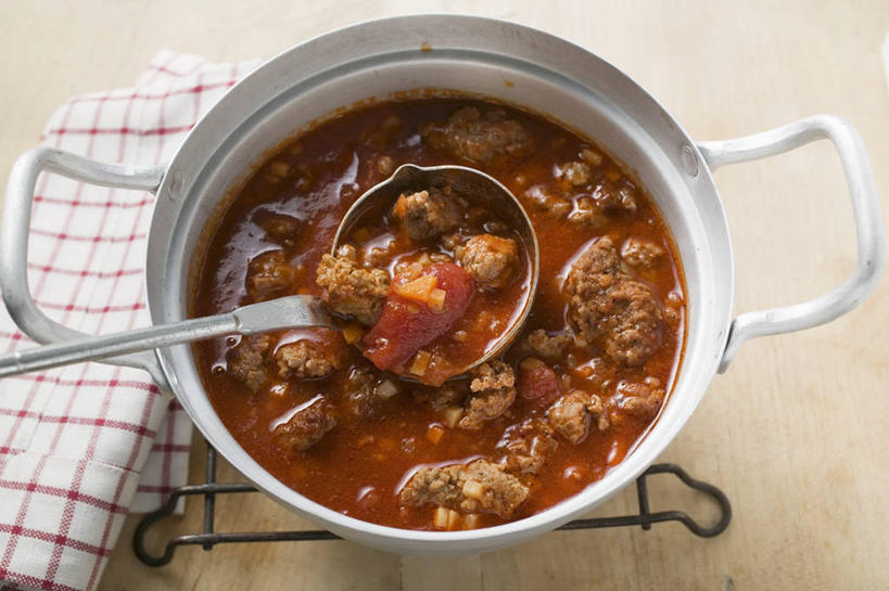 无人,横图,俯视,室内,特写,白天,烹饪,烘焙,西餐,餐桌,桌子,厨具,金属制品,阴影,反射,金属,布料,炖锅,锅子,影子,勺子,陶瓷,调料,酱料,酱汁,肉,佐料,料理,食品,陶瓷制品,调味品,调味料,布纹,锅,酱,菜肴,美食,肉类,架子,桌布,食物,餐巾,调羹,台布,汤匙,西式,佳肴,餐台,锅具,肉食,烹饪用具,冷却,冷却架,烹调用具,烹调,彩图,高角度拍摄