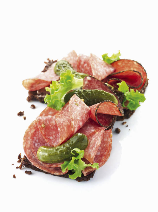 点心,面包,无人,竖图,俯视,室内,特写,白天,白色背景,餐桌,桌子,黄瓜,蔬菜,一堆,许多,阴影,堆叠,堆积,新鲜,反射,影子,肉,香肠,食品,面点,腊肠,肉类,食物,糕点,黑面包,摄影,有机食品,绿色食品,影棚,餐台,堆,全麦面包,肉食,麸皮面包,青瓜,胡瓜,彩图,高角度拍摄,影棚拍摄,拍摄