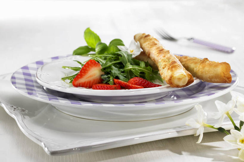 点心,面包,无人,横图,俯视,室内,特写,白天,餐桌,桌子,草莓,浆果,芦笋,蔬菜,餐具,水果,叶子,阴影,新鲜,装饰,盛开,反射,布料,碟子,盘,影子,生食,食品,面点,果实,绿叶,花蕾,布纹,蔬果,桌布,花,花瓣,花朵,鲜花,食物,糕点,两个,红色,盘子,餐巾,碟,台布,花苞,花蕊,嫩叶,有机食品,绿色食品,餐台,华丽,修饰,点缀,芝麻菜,衬托,美观,雅致,雅观,德国芥菜,火箭生莱,芸芥,芝麻叶,紫花南芥,叶,叶片,洋莓,水果皇后,红莓,地莓,猪尾巴,药鸡豆子,石刁柏,蚂蚁杆,龙须菜,狼尾巴根,彩图,高角度拍摄