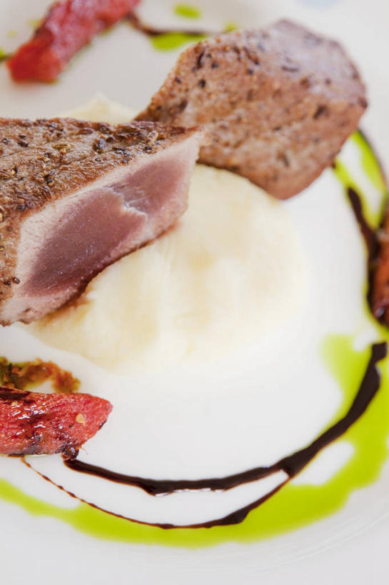 无人,竖图,俯视,室内,特写,白天,烹饪,西餐,餐桌,桌子,阴影,反射,影子,香菜,醋,调料,肉,鱼肉,料理,食品,调味品,鲔鱼,调味料,金枪鱼,菜肴,美食,肉类,食物,西式,佳肴,餐台,吞拿鱼,肉食,食醋,胡菜,香荽,原荽,园荽,芫荽,胡荽,莞荽,芫茜,芫蓿,莚葛草,莚荽菜,苦酒,醯,彩图,高角度拍摄