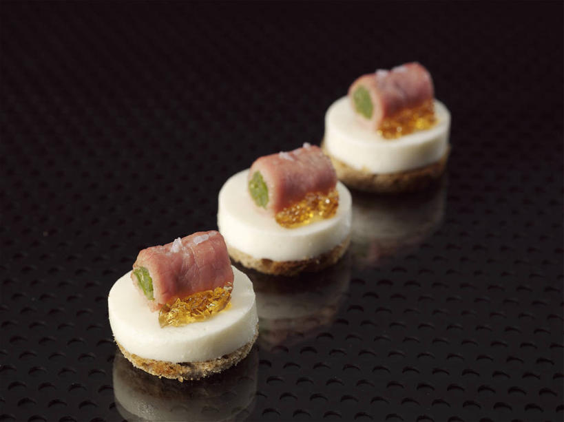 点心,面包,奶酪,无人,横图,俯视,室内,特写,白天,植物,餐桌,桌子,豆,蔬菜,一排,阴影,黑色背景,新鲜,整齐,反射,影子,豆类,豆子,干酪,起司,食品,面点,芝士,营养,食物,糕点,排列,三个,乳酪,摄影,有机食品,绿色食品,影棚,餐台,乳制品,队列,发酵,豆科,青大豆,青豆,彩图,高角度拍摄,影棚拍摄,拍摄