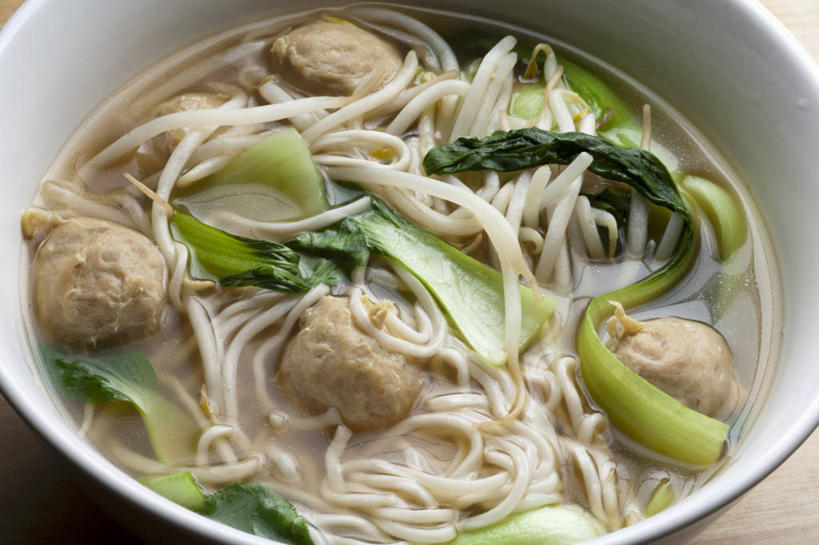 面食,面条,无人,横图,俯视,室内,特写,白天,烹饪,中餐,餐桌,桌子,蔬菜,许多,阴影,新鲜,反射,影子,陶瓷,青菜,面,肉,料理,食品,陶瓷制品,丸子,菜肴,美食,肉类,肉丸,食物,一个,白色,容器,碗,中式,佳肴,有机食品,绿色食品,单个,餐台,储藏,储存,小白菜,肉食,不结球白菜,彩图,高角度拍摄,贮存