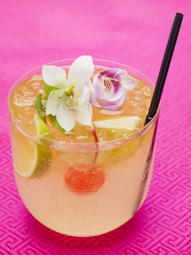 无人,竖图,俯视,室内,特写,白天,餐桌,桌子,樱桃,杯子,水果,阴影,粉色背景,新鲜,装饰,盛开,反射,影子,塑料,曼哈顿,生食,食品,果实,酒类,一杯,花蕾,文化,玻璃制品,酒,花,花瓣,花朵,鲜花,食物,饮料,一朵,一个,水杯,塑料制品,吸管,鸡尾酒,花苞,花蕊,调酒,摄影,有机食品,绿色食品,影棚,单个,餐台,华丽,修饰,点缀,创造,空心,想象,衬托,美观,雅致,雅观,酸橙,饮管,代代,玻璃杯,樱珠,莺桃,英桃,楔桃,牛桃,荆桃,橙子,橙,彩图,高角度拍摄,影棚拍摄,拍摄,曼哈顿鸡尾酒,圆柱状