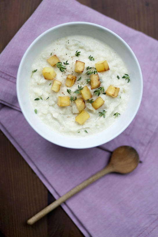 无人,竖图,俯视,室内,特写,白天,烹饪,西餐,餐桌,桌子,蔬菜,一把,一堆,许多,阴影,堆叠,堆积,新鲜,反射,布料,影子,勺子,陶瓷,汤,料理,食品,陶瓷制品,布纹,菜肴,美食,桌布,食物,紫色,餐巾,容器,调羹,台布,汤匙,碗,西式,佳肴,有机食品,绿色食品,餐台,储藏,堆,储存,奶油汤,羹汤,彩图,高角度拍摄,贮存