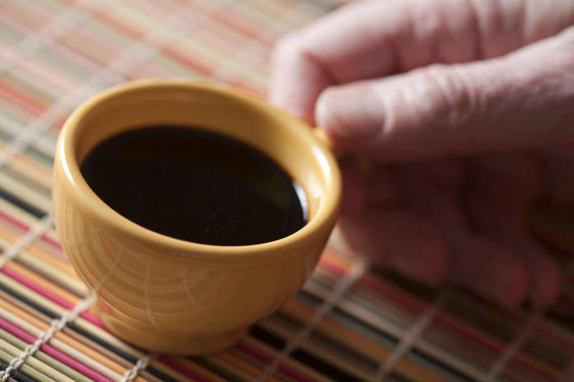 咖啡,西方人,手,一个人,横图,俯视,室内,特写,白天,幸福,餐桌,桌子,杯子,欧洲,欧洲人,仅一个男性,仅一个人,握,阴影,朦胧,模糊,反射,瓷器,影子,咖啡杯,陶瓷制品,一杯,娱乐,饮料,仅一个年轻男性,一个,黄色,享受,休闲,温馨,手部,放松,乐趣,握着,单个,餐台,单手,提神,舒适,瓷杯,醒脑,软饮料,男人,男性,年轻男性,白种人,半身,彩图,高角度拍摄