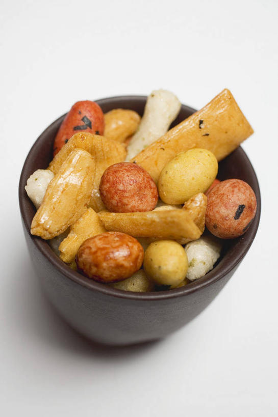 点心,无人,竖图,俯视,室内,特写,白天,白色背景,餐桌,桌子,一堆,许多,阴影,堆叠,堆积,反射,木制,影子,食品,食物,一个,木制品,容器,碗,零食,摄影,影棚,单个,餐台,储藏,堆,储存,彩图,高角度拍摄,影棚拍摄,拍摄,贮存