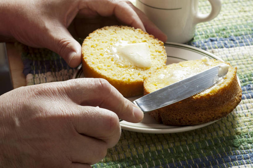 点心,面包,西方人,手,一个人,横图,俯视,室内,特写,白天,餐桌,桌子,杯子,餐具,欧洲,欧洲人,双手,仅一个男性,仅一个人,一把,握,阴影,反射,瓷器,碟子,工具,盘,影子,黄油,面点,刀具,咖啡杯,陶瓷制品,糕点,仅一个年轻男性,两个,盘子,碟,刀,手部,握着,餐台,乳制品,餐刀,白脱油,瓷杯,乳脂,男人,男性,年轻男性,白种人,半身,彩图,高角度拍摄