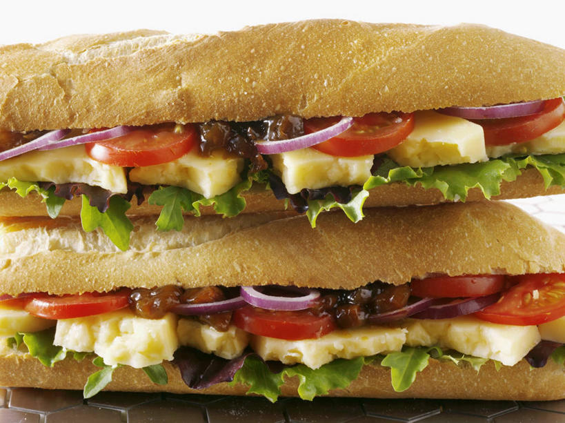 点心,面包,奶酪,无人,横图,室内,特写,白天,白色背景,正面,烹饪,西餐,蔬菜,西红柿,小番茄,洋葱,许多,阴影,新鲜,反射,影子,生菜,莴苣,干酪,起司,三明治,料理,食品,面点,芝士,营养,法国面包,菜肴,美食,食物,糕点,一个,快餐,乳酪,西式,摄影,佳肴,有机食品,绿色食品,影棚,单个,法棍,长棍面包,乳制品,玉葱,发酵,西式快餐,三文治,法式长棍面包,春菜,鹅仔菜,莴仔菜,千金菜,叶用莴苣,小西红柿,樱桃小番茄,珍珠小番茄,圆葱,樱桃番茄,洋葱头,圣女果,球葱,番茄,葱头,彩图,影棚拍摄,拍摄