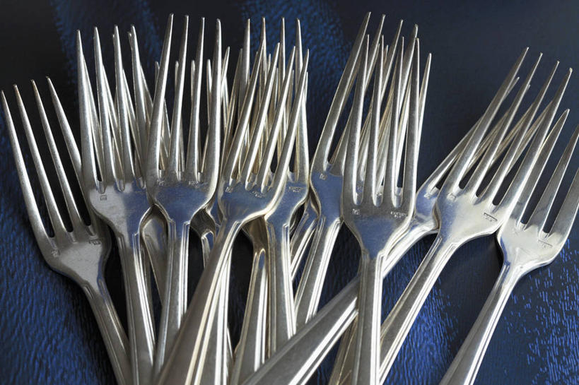 无人,横图,俯视,室内,特写,白天,餐桌,桌子,静物,餐具,金属制品,一堆,许多,阴影,堆叠,堆积,蓝色背景,反射,金属,叉子,影子,摄影,影棚,餐台,堆,餐叉,进餐用具,彩图,高角度拍摄,影棚拍摄,拍摄