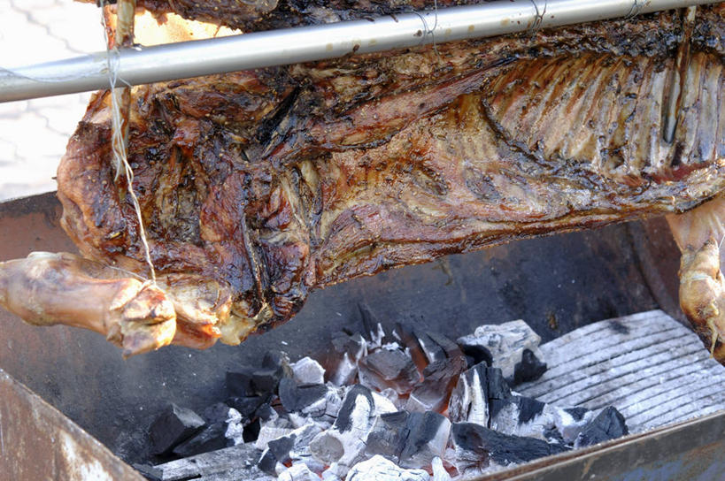 无人,横图,俯视,室外,特写,白天,烹饪,烧烤,中餐,煤炭,阴影,反射,影子,肉,料理,食品,烤架,烤肉,猪肉,菜肴,美食,肉类,食物,中式,铁架,佳肴,能源,燃料,煤,能量,肉食,豚肉,煤矿,矿业,化石燃料,烤乳猪,广东菜,粤菜,彩图,高角度拍摄