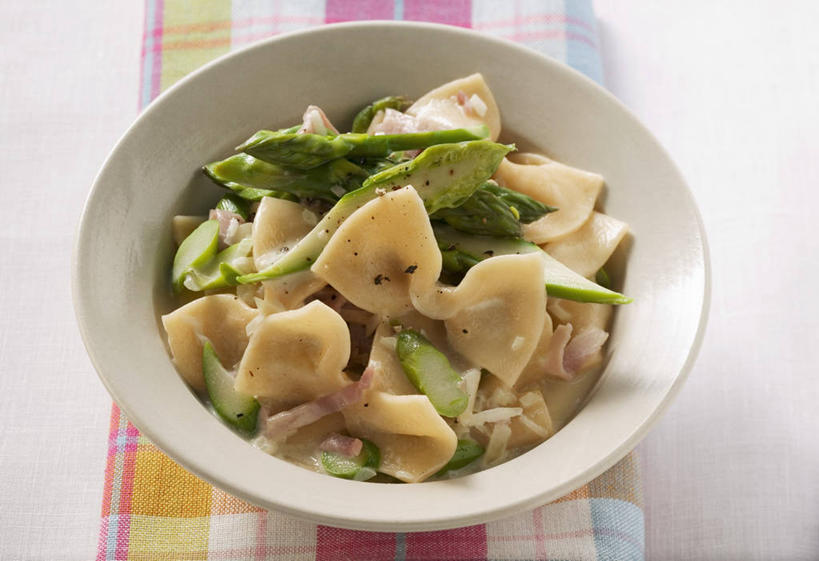 面食,面条,意大利面,无人,横图,俯视,室内,特写,白天,白色背景,西餐,餐桌,桌子,芦笋,一堆,许多,阴影,堆叠,堆积,反射,布料,影子,陶瓷,面,肉,料理,食品,陶瓷制品,布纹,火腿,猪肉,肉类,桌布,食物,腌制,一个,白色,餐巾,容器,台布,碗,西式,摄影,影棚,单个,餐台,储藏,堆,蝴蝶面,储存,肉食,豚肉,熏制,火肉,兰熏,猪腿,猪尾巴,药鸡豆子,石刁柏,蚂蚁杆,龙须菜,狼尾巴根,彩图,高角度拍摄,影棚拍摄,拍摄,贮存