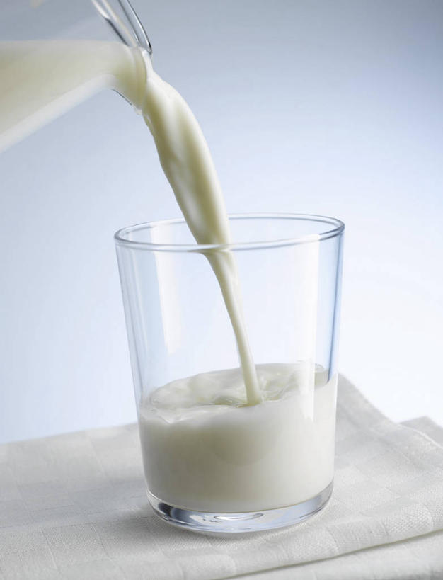 牛奶,无人,竖图,俯视,室内,特写,白天,白色背景,餐桌,桌子,杯子,倒,阴影,反射,影子,饮品,营养,玻璃制品,饮料,白色,水杯,摄影,影棚,餐台,乳制品,奶,牛乳,安神,玻璃杯,彩图,高角度拍摄,影棚拍摄,拍摄