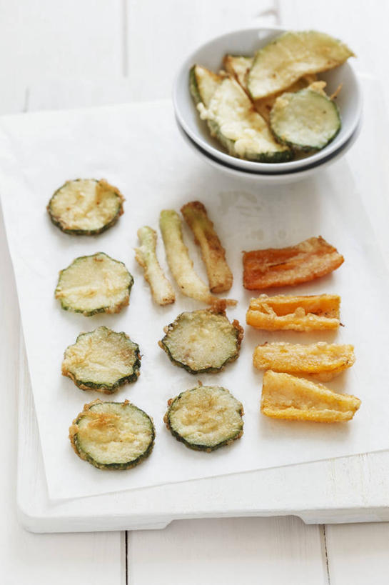 无人,竖图,俯视,室内,特写,白天,烹饪,餐桌,桌子,萝卜,胡萝卜,茄子,蔬菜,餐具,许多,阴影,新鲜,反射,木制,碟子,盘,影子,天妇罗,日本料理,料理,食品,菜肴,美食,食物,白色,盘子,木制品,碟,日式料理,日式,佳肴,有机食品,绿色食品,餐台,天麸罗,蔬菜天妇罗,落苏,酪酥,昆仑瓜,红萝卜,甘荀,矮瓜,彩图,高角度拍摄