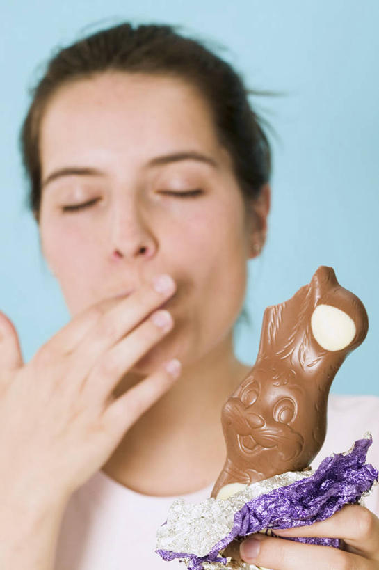 西方人,脸,头,脸颊,手,一个人,闭眼,吃,竖图,室内,特写,白天,正面,哺乳动物,欧洲,复活节,欧洲人,仅一个年轻女性,仅一个女性,仅一个人,阴影,蓝色背景,服装,节日,庆祝,反射,兔子,包装,包装纸,铝箔纸,锡箔纸,影子,纸,食品,糖,糖果,甜点,甜品,纸张,休闲装,文化,肩膀,食物,衣服,紫色,白色,动物,甜食,巧克力,庆典,休闲,手部,休闲服,摄影,服饰,影棚,纪念,朱古力,单手,兔,包装材料,锡箔,铝箔,年轻女性,女人,女性,白种人,头部,脸部,脸蛋,面部,闭眼睛,闭着眼,闭着眼睛,嚼,食,半身,彩图,影棚拍摄,拍摄