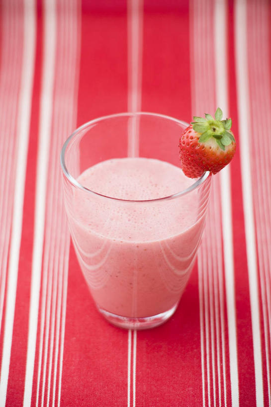 无人,竖图,俯视,室内,特写,白天,餐桌,桌子,草莓,浆果,杯子,水果,阴影,新鲜,反射,布料,影子,生食,食品,甜点,甜品,果实,一杯,布纹,玻璃制品,桌布,食物,饮料,一个,红色,餐巾,水杯,台布,甜食,冰淇淋,有机食品,绿色食品,单个,餐台,鲜奶,奶昔,草莓奶昔,玻璃杯,洋莓,水果皇后,红莓,地莓,彩图,高角度拍摄