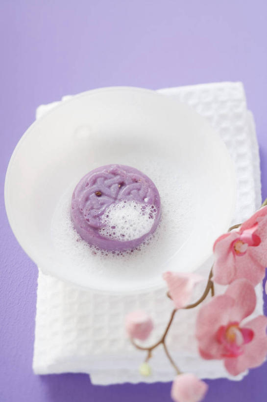 无人,竖图,俯视,室内,特写,白天,化妆,美容,餐桌,桌子,许多,护肤,阴影,紫色背景,盛开,反射,布料,影子,塑料,花蕾,布纹,桌布,花,花瓣,花朵,鲜花,粉色,餐巾,化妆品,容器,塑料制品,肥皂,台布,碗,香皂,日用品,洗浴用品,花苞,花蕊,清洁,保养,享受,休闲,放松,保健,摄影,影棚,餐台,储藏,高雅,护肤品,化妆用品,储存,护肤用品,舒缓,养颜,去污,紧肤,嫩肤,淡泊,花中君子,兰花,洗涤,彩图,高角度拍摄,影棚拍摄,拍摄,贮存