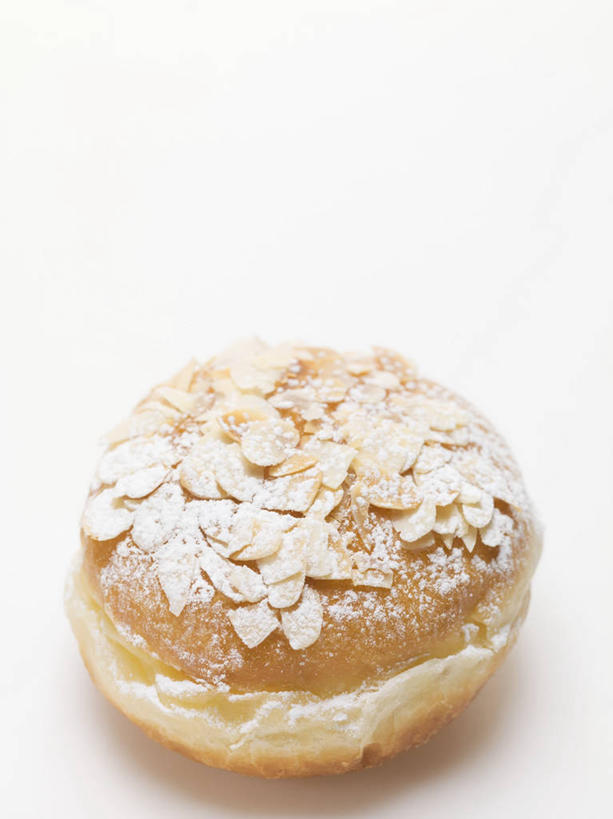 点心,面包,无人,竖图,俯视,室内,特写,白天,白色背景,餐桌,桌子,杏仁,阴影,反射,粉末,影子,调料,食品,糖,面点,调味品,调味料,食物,糕点,一个,甜甜圈,粉,摄影,影棚,单个,餐台,糖粉,粉状,粉剂,多纳滋面包,唐纳滋,杏子,杏梅仁,杏核仁,木落子,苦杏仁,面包圈,彩图,高角度拍摄,影棚拍摄,拍摄,糖类