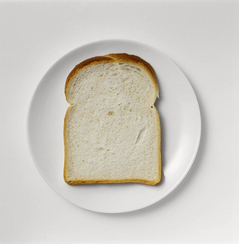 点心,面包,无人,竖图,俯视,室内,特写,白天,白色背景,餐桌,桌子,餐具,一片,阴影,反射,碟子,盘,影子,食品,面点,食物,糕点,一个,白色,盘子,碟,摄影,影棚,单个,餐台,白面包,彩图,高角度拍摄,影棚拍摄,拍摄