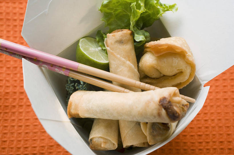 点心,馄饨,无人,横图,俯视,室内,特写,白天,餐桌,筷子,桌子,蔬菜,餐具,水果,一堆,一双,许多,阴影,堆叠,堆积,新鲜,反射,影子,纸盒,生菜,莴苣,生食,料理,食品,面点,果实,文化,蔬果,传统,春卷,美食,盒子,食物,包装盒,中式,有机食品,绿色食品,餐台,堆,礼节,薄饼,礼仪,酸橙,春菜,鹅仔菜,莴仔菜,千金菜,春饼,叶用莴苣,代代,进餐用具,橙子,橙,彩图,高角度拍摄,炸馄饨