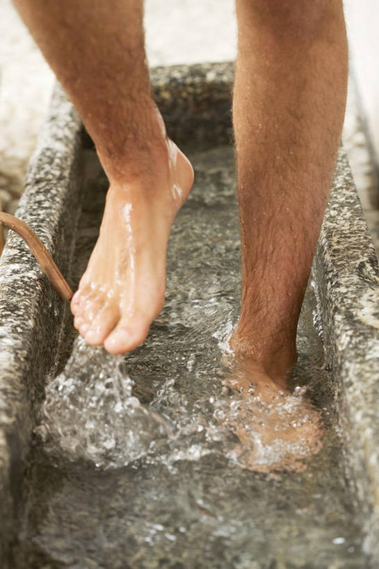 西方人,腿部,脚,脚趾,脚趾甲,腿,一个人,走,竖图,俯视,室内,特写,白天,按摩,美容,水,欧洲,欧洲人,仅一个男性,仅一个人,护肤,飞溅,溅,液体,水滴,光脚,水珠,仅一个年轻男性,保养,享受,休闲,赤脚,放松,SPA水疗,保健,温泉浴场,喷洒,养颜,男人,男性,年轻男性,白种人,脚指甲,矿泉疗养地,步行,散步,走路,半身,彩图,高角度拍摄,水疗