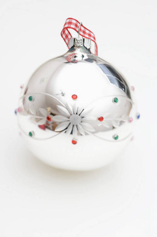 无人,竖图,俯视,室内,特写,白天,白色背景,餐桌,桌子,静物,圣诞节,阴影,节日,庆祝,装饰,反射,挂饰,影子,圣诞球,文化,球,一个,庆典,球体,摄影,影棚,单个,餐台,纪念,华丽,修饰,点缀,衬托,美观,雅致,雅观,彩图,高角度拍摄,影棚拍摄,拍摄