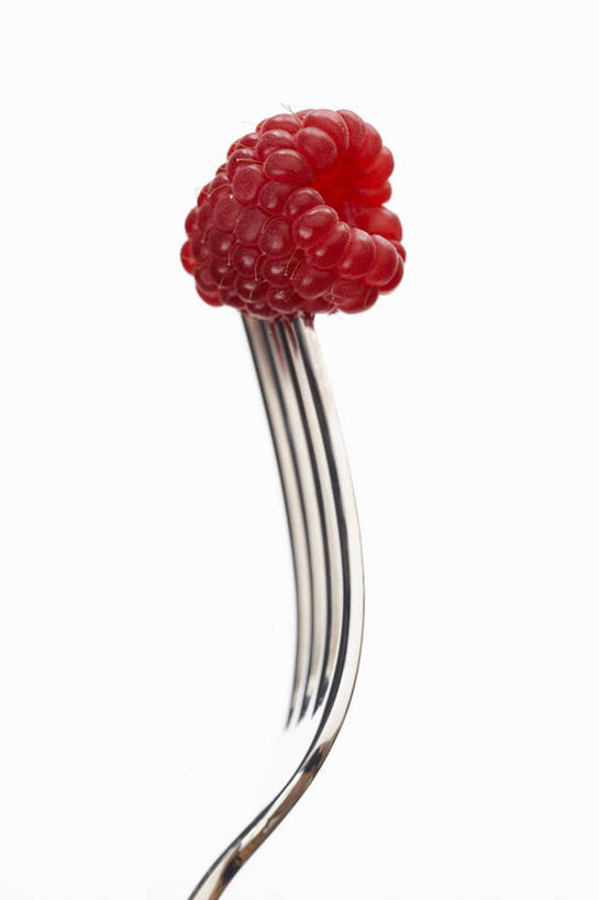 无人,竖图,室内,特写,白天,白色背景,正面,餐桌,桌子,餐具,水果,阴影,朦胧,模糊,新鲜,反射,叉子,影子,生食,食品,果实,食物,一个,摄影,有机食品,绿色食品,影棚,单个,餐台,山莓,树莓,三月泡,四月泡,山抛子,刺葫芦,悬钩子,馒头菠,高脚菠,龙船泡,泡儿刺,餐叉,进餐用具,彩图,影棚拍摄,拍摄