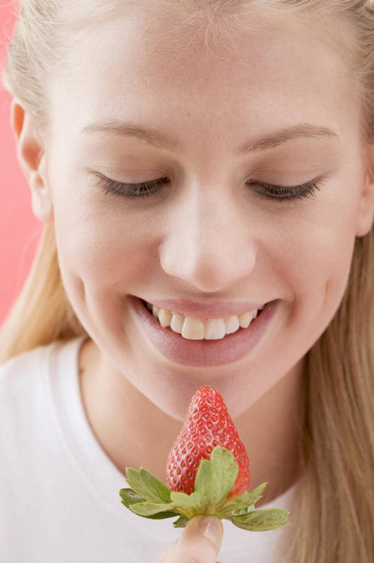 西方人,脸,头,脸颊,一个人,闭眼,笑,微笑,露齿笑,竖图,室内,特写,白天,正面,草莓,浆果,水果,欧洲,欧洲人,仅一个年轻女性,仅一个女性,仅一个人,服装,朦胧,模糊,新鲜,生食,食品,果实,休闲装,肩膀,食物,衣服,休闲,休闲服,服饰,有机食品,绿色食品,年轻女性,女人,女性,白种人,头部,脸部,脸蛋,面部,洋莓,水果皇后,红莓,地莓,闭眼睛,闭着眼,闭着眼睛,半身,彩图