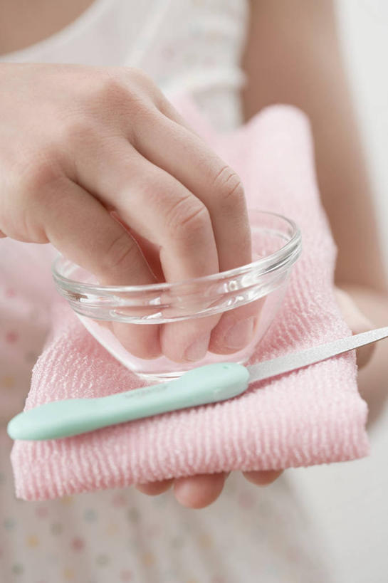 西方人,手,一个人,站,捧,竖图,室内,特写,白天,正面,按摩,美容,玻璃,欧洲,欧洲人,双手,仅一个年轻女性,仅一个女性,仅一个人,护肤,服装,朦胧,模糊,纺织物,休闲装,玻璃制品,衣服,容器,毛巾,碗,清洁,站着,保养,享受,休闲,手部,休闲服,放松,SPA水疗,保健,温泉浴场,服饰,储藏,保暖,储存,透气,养颜,防水,储水,耐磨,吸水,年轻女性,女人,女性,白种人,矿泉疗养地,端,端着,捧着,手捧,站立,半身,彩图,水疗,贮存