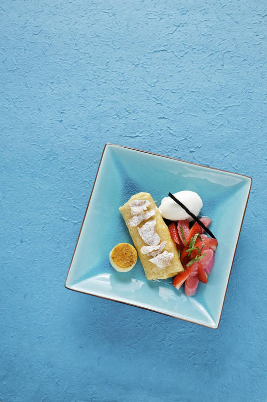 点心,奶酪,无人,竖图,俯视,室内,特写,白天,植物,草莓,浆果,蔬菜,餐具,阴影,蓝色背景,新鲜,反射,碟子,盘,影子,虾,干酪,起司,食品,草药,药草,芝士,营养,文化,小吃,中药,食物,糕点,盘子,碟,甜食,乳酪,摄影,有机食品,绿色食品,影棚,乳制品,薄饼,药材,中草药,发酵,斑节对虾,大黄,斑节虾,中药材,本草,日本对虾,竹节虾,马苏里拉,马苏里拉奶酪,马祖里拉,莫扎雷拉,莫兹瑞拉,莫扎里拉,川军,蜀大黄,熟大黄,法国薄饼,洋莓,水果皇后,红莓,地莓,彩图,高角度拍摄,影棚拍摄,拍摄