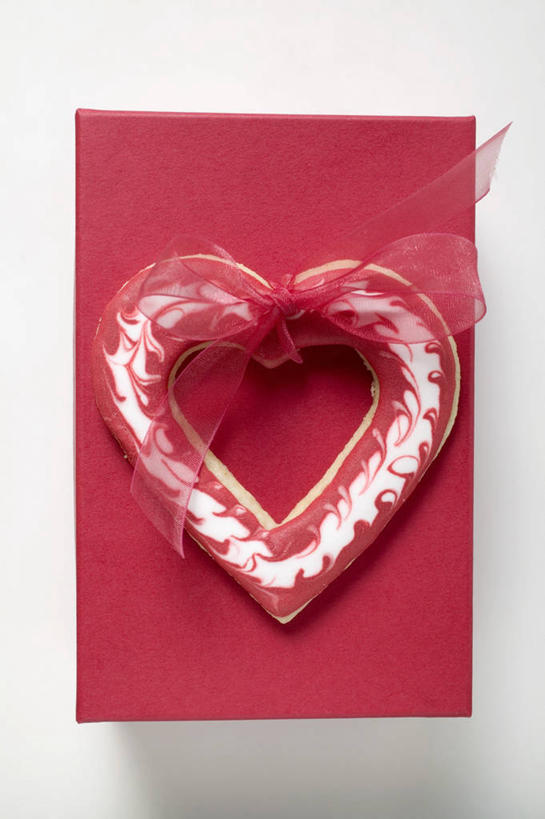 点心,无人,竖图,俯视,室内,特写,白天,白色背景,爱情,餐桌,桌子,礼盒,礼物,阴影,爱心,反射,丝绸,丝带,影子,纸盒,食品,缎带,曲奇,浪漫,绸带,盒子,食物,一个,包装盒,礼品盒,饼干,零食,温暖,温馨,心形,恩爱,摄影,礼品,影棚,餐台,捆绑,和睦,曲奇饼,曲奇饼干,心型,彩图,高角度拍摄,影棚拍摄,拍摄,融洽