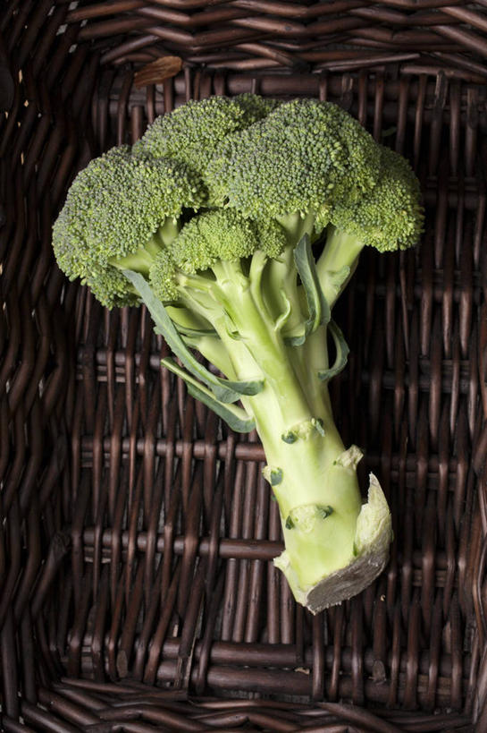 无人,交叉,竖图,俯视,室内,特写,白天,竹子,蔬菜,阴影,竹制,新鲜,编织,反射,篮子,影子,花菜,花椰菜,西兰花,食品,食物,一个,竹篮,有机食品,绿色食品,单个,竹条,椰菜花,交织,竹制品,穿插,甘蓝花,彩图,高角度拍摄