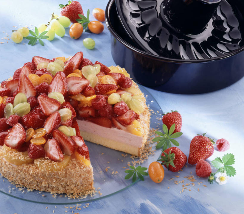 点心,无人,横图,俯视,室内,特写,白天,下午茶,草莓,浆果,餐具,水果,玻璃,切开,阴影,新鲜,反射,碟子,烤盘,盘,影子,生食,食品,果实,玻璃制品,食物,糕点,盘子,碟,切,金橘,金桔,摄影,有机食品,绿色食品,影棚,金弹,金柑,金枣,洋奶桔,剖面,切面,牛奶桔,洋莓,水果皇后,红莓,地莓,彩图,高角度拍摄,影棚拍摄,拍摄,蛋糕