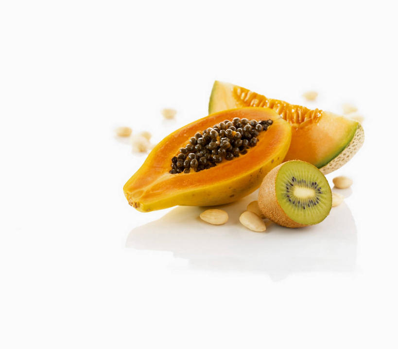 无人,横图,俯视,室内,特写,白天,白色背景,餐桌,桌子,猕猴桃,木瓜,杏仁,水果,切开,阴影,新鲜,反射,影子,生食,食品,果实,食物,切,摄影,有机食品,绿色食品,影棚,餐台,剖面,切面,奶匏,蓬生果,乳瓜,石瓜,万寿匏,杏子,杏梅仁,杏核仁,木落子,苦杏仁,万寿果,奇异果,猕猴梨,番木瓜,彩图,高角度拍摄,影棚拍摄,拍摄