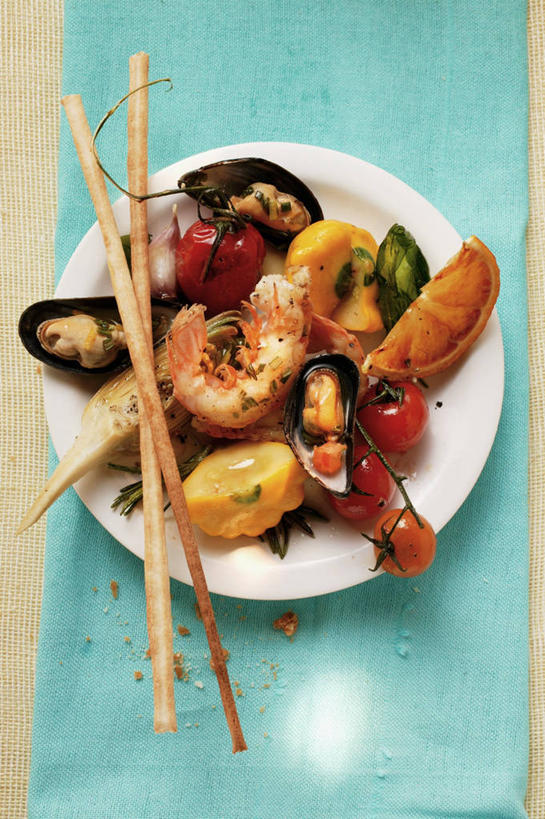 海鲜,无人,竖图,俯视,室内,特写,白天,筷子,桌面,桌子,贝壳,餐具,一双,阴影,反射,木制,碟子,盘,影子,文化,传统,水产,海洋生物,盘子,木制品,碟,礼节,水生动物,海产品,贻贝,礼仪,水生物,海底动物,海虹,淡菜,壳菜,青口,进餐用具,彩图,高角度拍摄