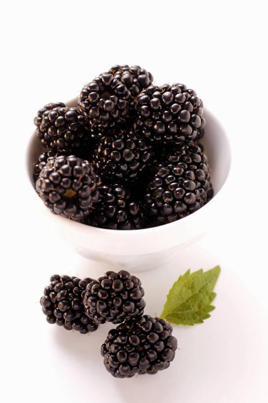 无人,竖图,俯视,室内,特写,白天,白色背景,餐桌,桌子,黑莓,水果,叶子,一堆,许多,阴影,堆叠,堆积,新鲜,反射,影子,陶瓷,生食,食品,果实,绿叶,陶瓷制品,食物,一个,容器,碗,嫩叶,摄影,有机食品,绿色食品,影棚,单个,餐台,储藏,堆,储存,露莓,叶,叶片,彩图,高角度拍摄,影棚拍摄,拍摄,贮存