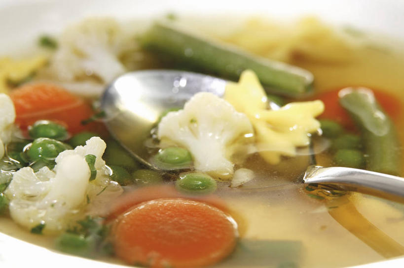 无人,横图,俯视,室内,特写,白天,烹饪,西餐,植物,豆,萝卜,胡萝卜,蔬菜,阴影,新鲜,反射,影子,勺子,陶瓷,豆类,豆子,花菜,花椰菜,西兰花,蔬菜汤,汤,料理,食品,陶瓷制品,菜肴,美食,食物,一个,容器,调羹,汤匙,碗,西式,佳肴,有机食品,绿色食品,单个,储藏,椰菜花,储存,豆科,青大豆,甘蓝花,羹汤,青豆,红萝卜,甘荀,彩图,高角度拍摄,贮存