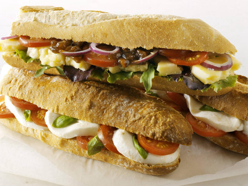 点心,面包,无人,横图,俯视,室内,特写,白天,白色背景,烹饪,西餐,餐桌,桌子,蔬菜,西红柿,洋葱,阴影,新鲜,反射,影子,生菜,莴苣,三明治,料理,食品,面点,法国面包,菜肴,美食,食物,糕点,快餐,西式,摄影,佳肴,有机食品,绿色食品,影棚,餐台,法棍,长棍面包,玉葱,西式快餐,三文治,法式长棍面包,春菜,鹅仔菜,莴仔菜,千金菜,叶用莴苣,圆葱,洋葱头,球葱,番茄,葱头,彩图,高角度拍摄,影棚拍摄,拍摄,红洋葱,奶酪三明治