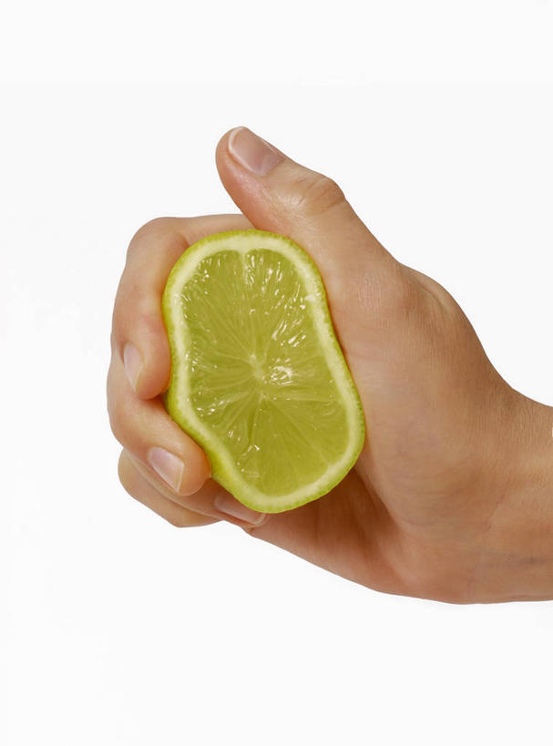 西方人,手,一个人,竖图,室内,特写,白天,白色背景,正面,餐桌,桌子,水果,欧洲,欧洲人,仅一个男性,仅一个人,切开,握,新鲜,生食,食品,果实,半个,拿,拿着,食物,仅一个年轻男性,切,一半,手部,握着,摄影,有机食品,绿色食品,影棚,餐台,单手,剖面,切面,酸橙,代代,男人,男性,年轻男性,白种人,橙子,橙,半身,彩图,影棚拍摄,拍摄